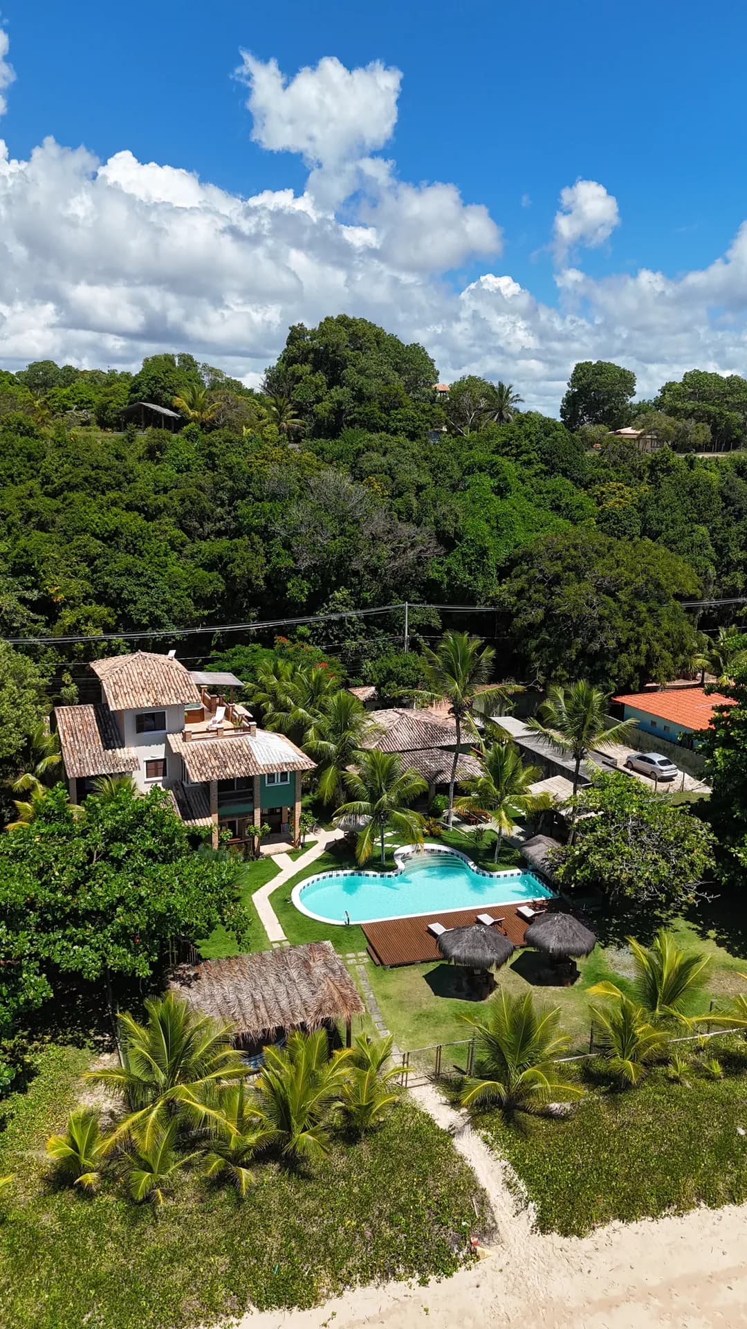 Pousada Mayon vista da praia, com piscina, jardim e coqueiros
