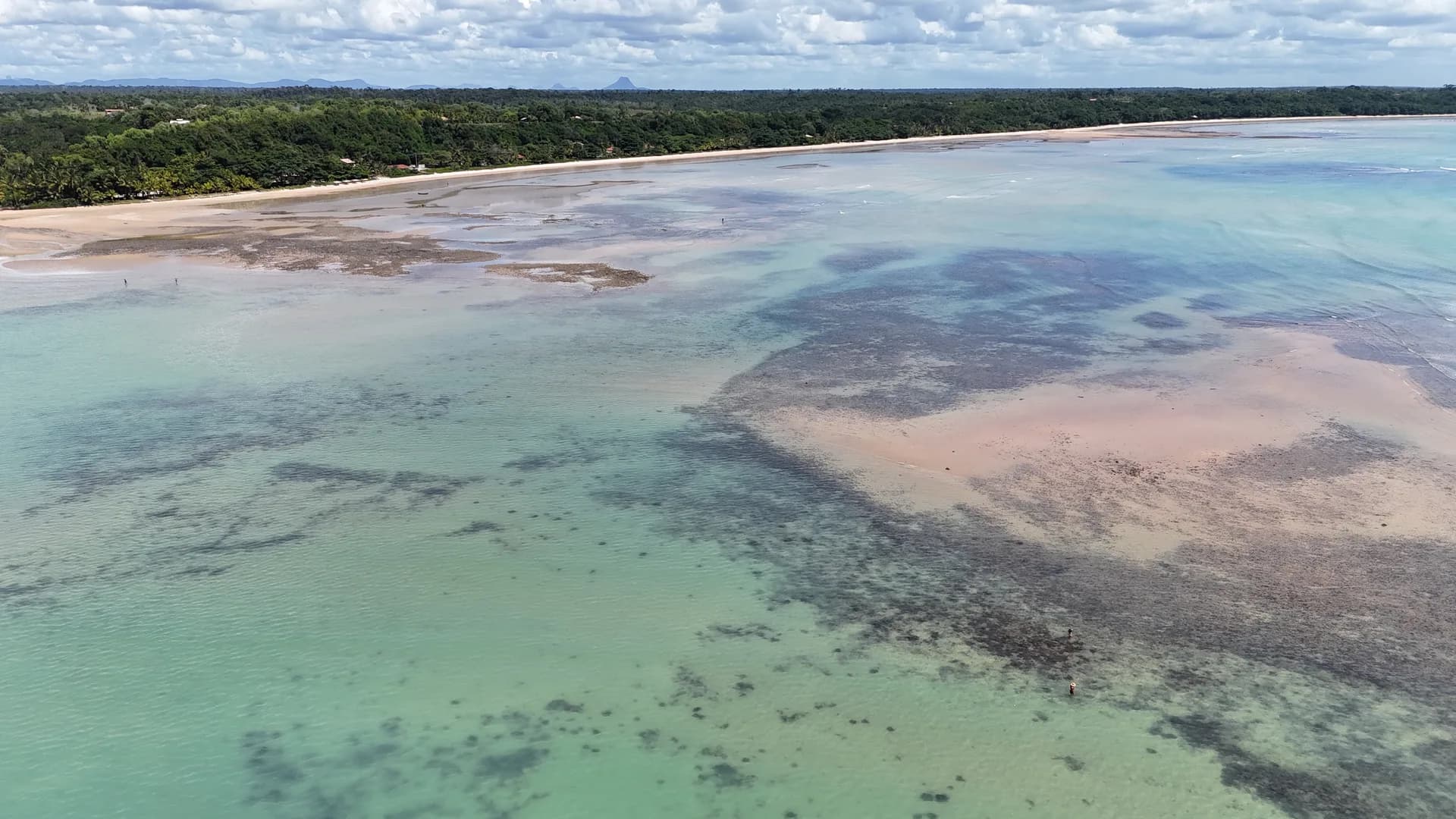 Vista aérea dos bancos de areia e das águas rasas na maré baixa