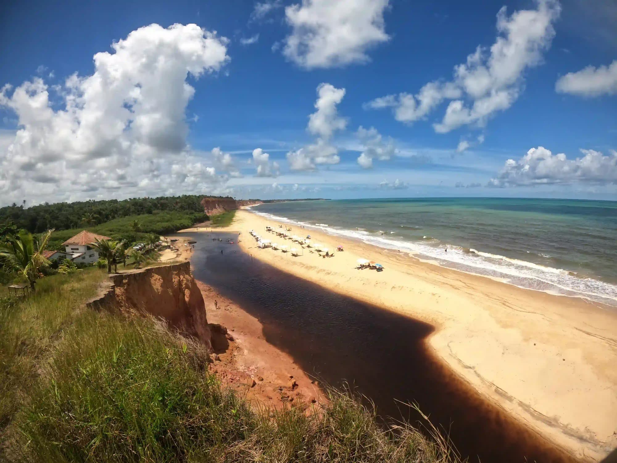 Vista aérea da praia de Japara Grande com falésias