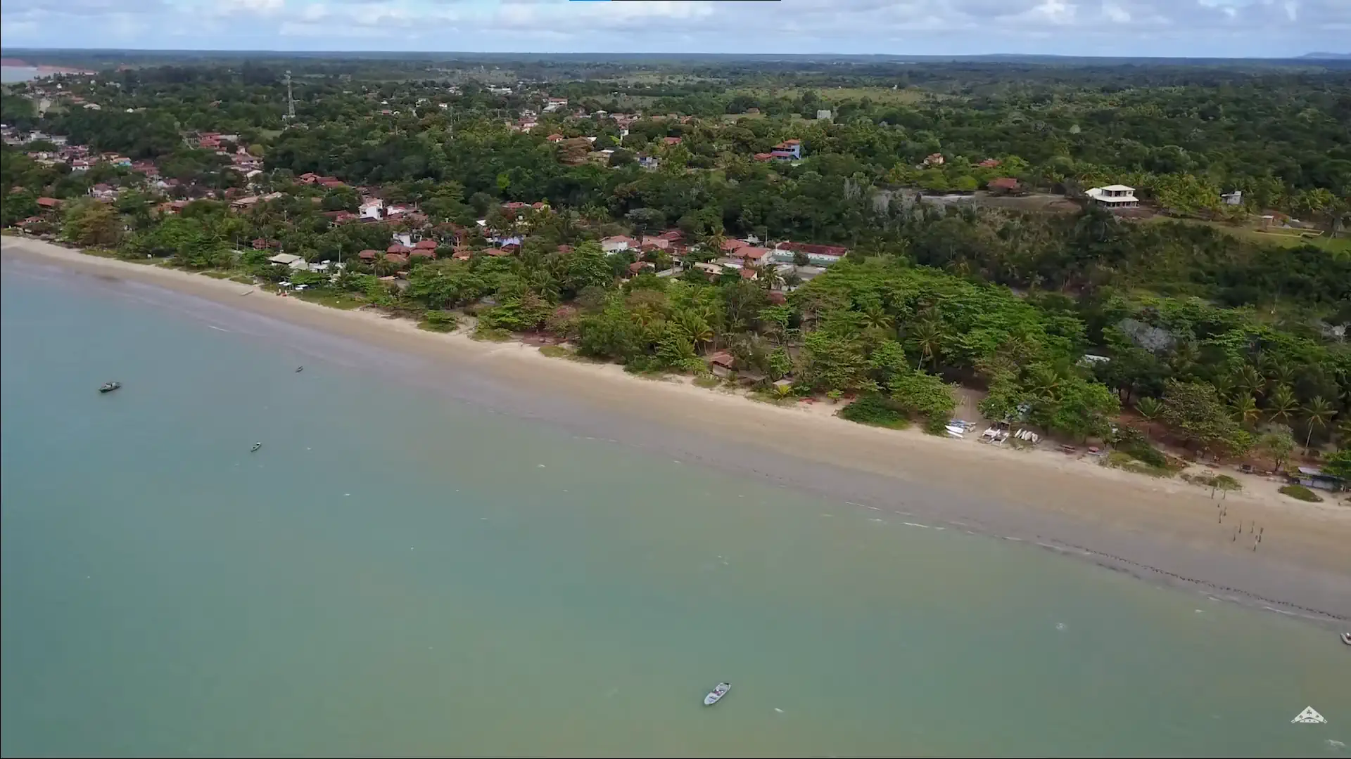 Vista aérea da praia depois do píer de Cumuruxatiba