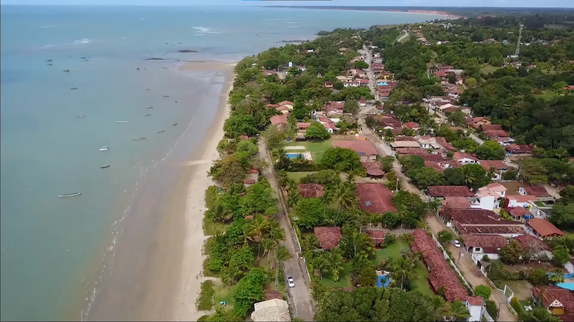 Vista aérea do centro de Cumuruxatiba e da praia
