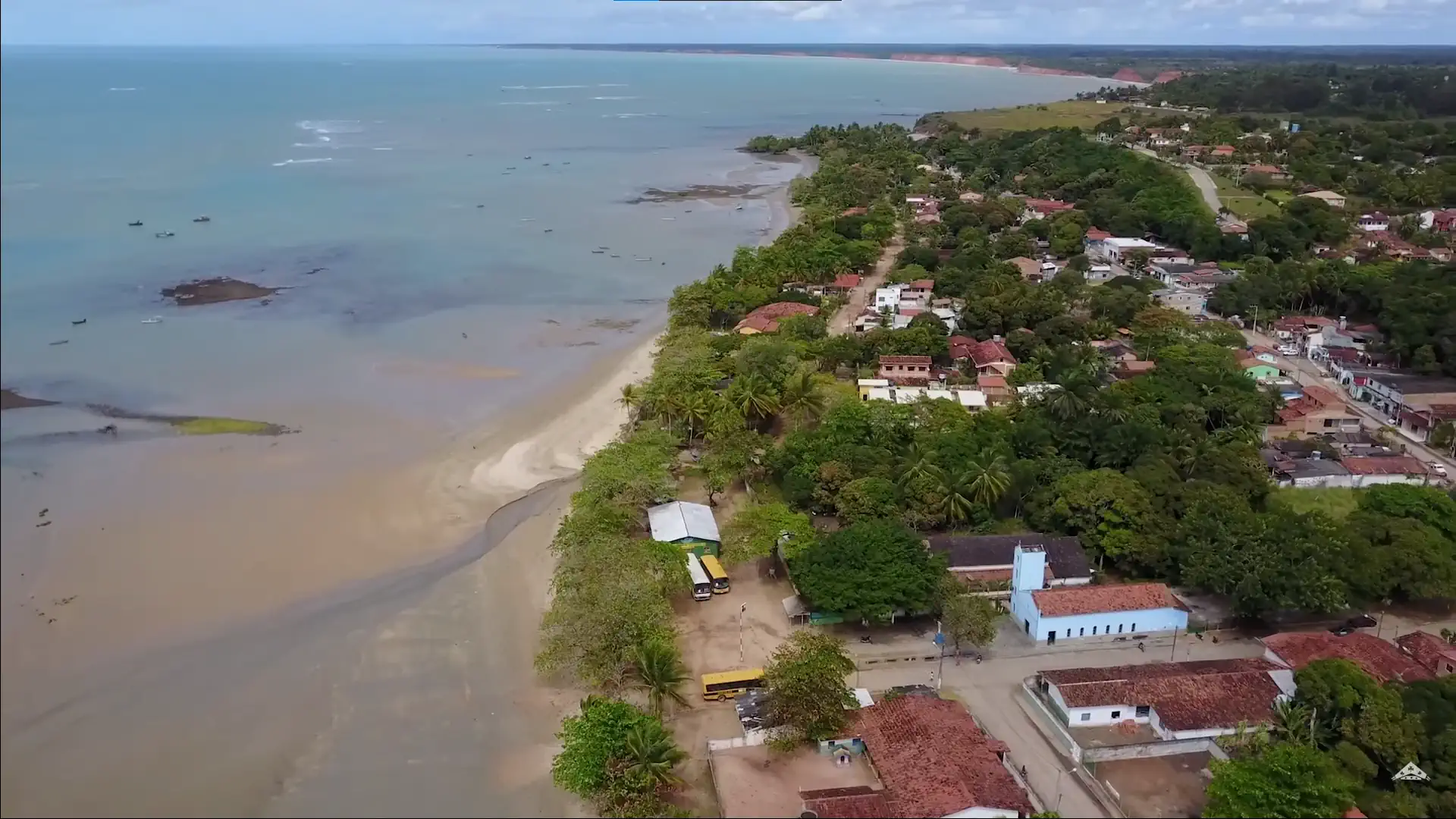 Vista aérea da praia na entrada de Cumuruxatiba