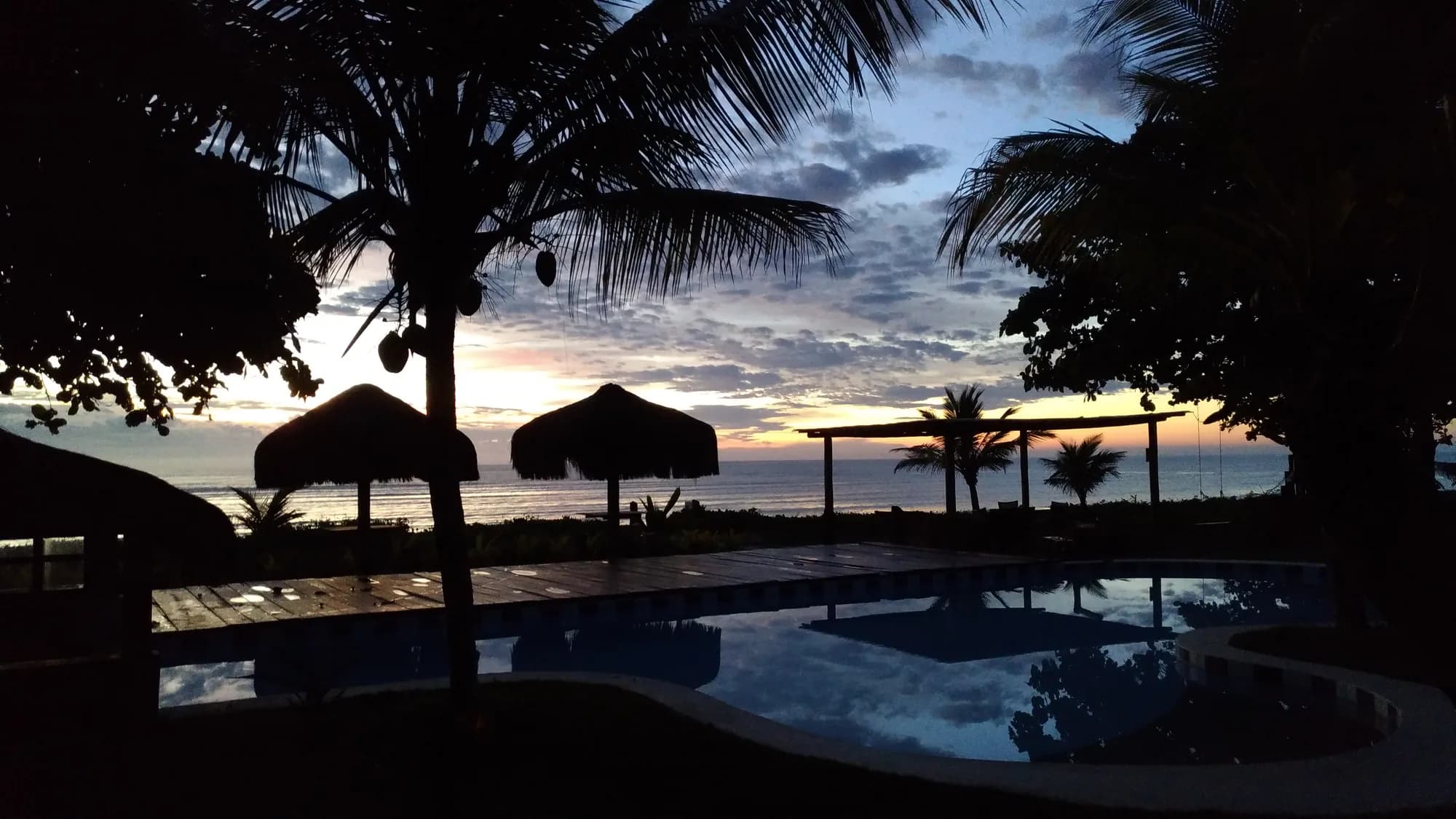 Piscina da Pousada Mayon ao entardecer