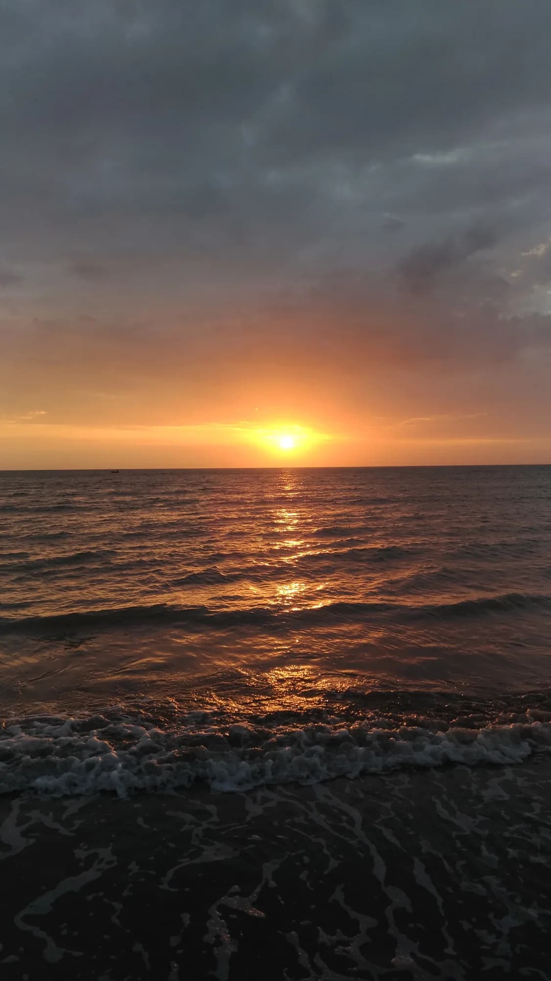 Pôr do sol no mar em frente à Pousada Mayon