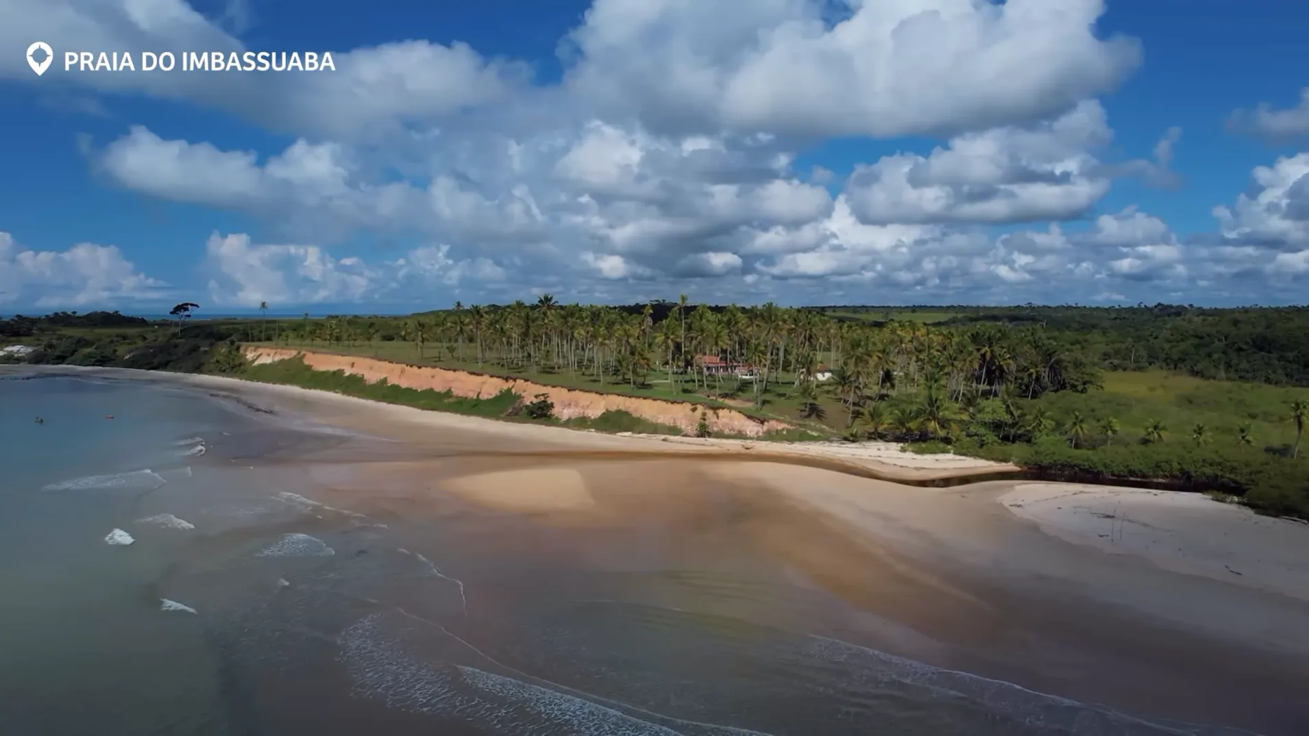 Vista aérea da praia de Imbassuaba com vegetação e bancos de areia