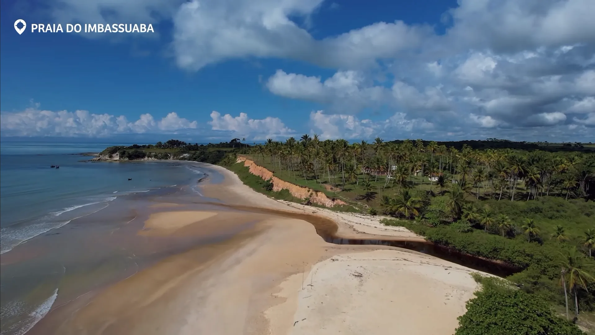 Orla de Imbassuaba com mar, areia e coqueiros