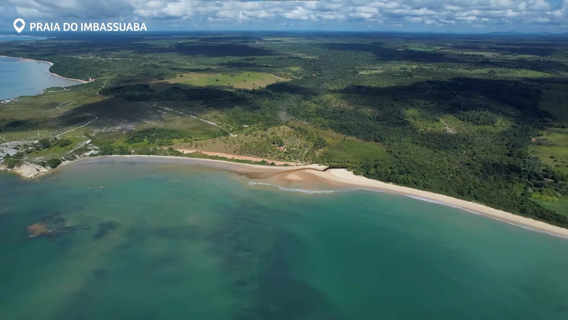 Vista panorâmica da praia de Imbassuaba e da vegetação ao redor