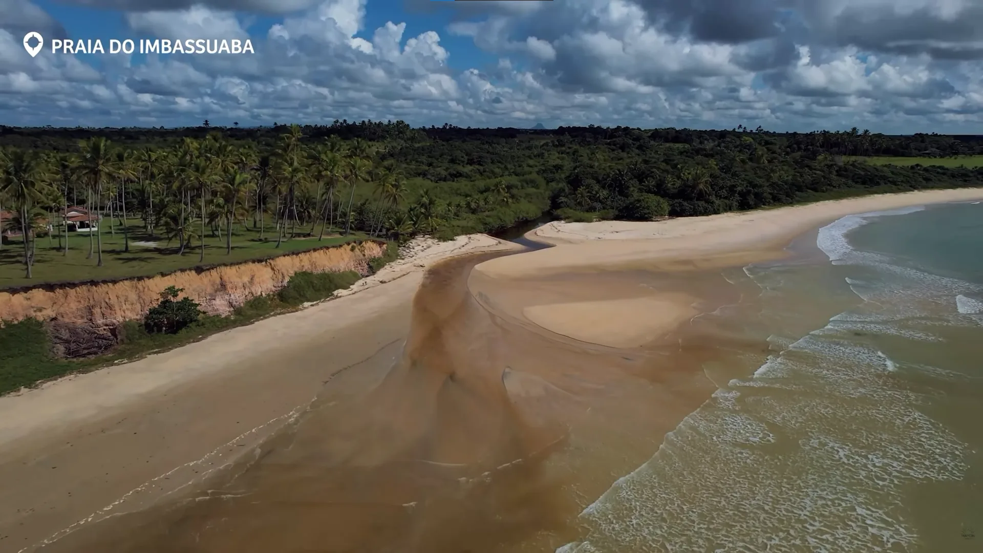 Areia, falésias e mar na praia de Imbassuaba