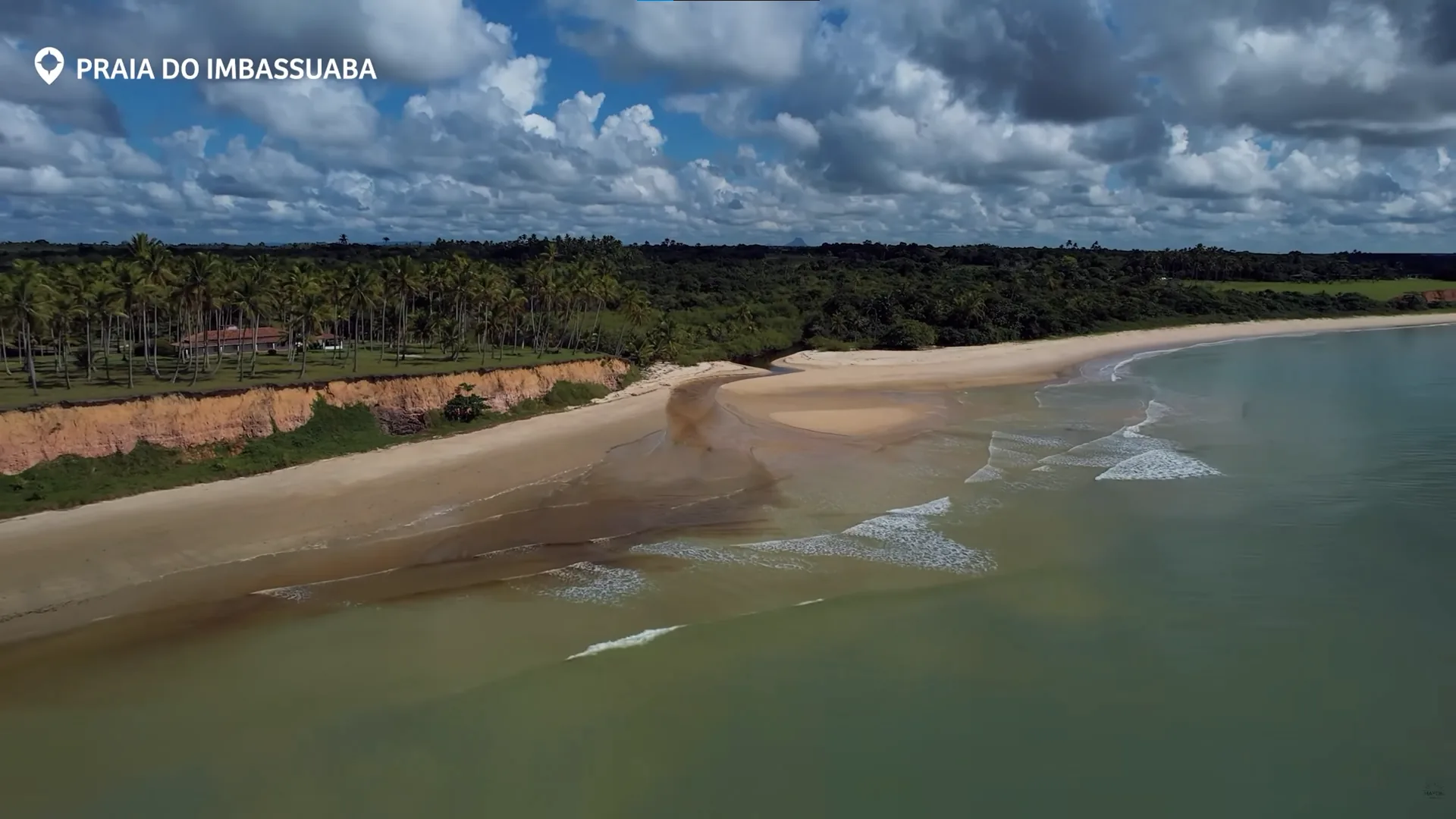 Praia de Imbassuaba vista ao longo da costa