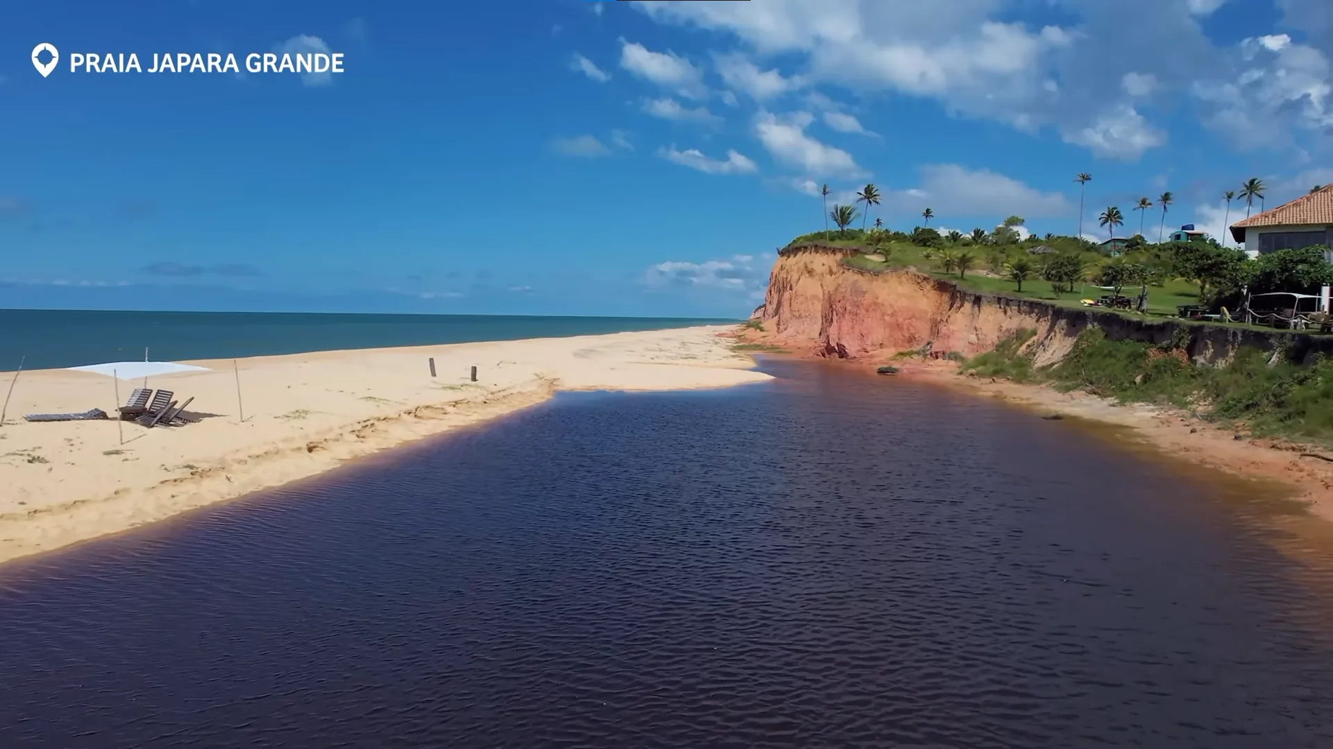 Areia e falésias na praia de Japara Grande