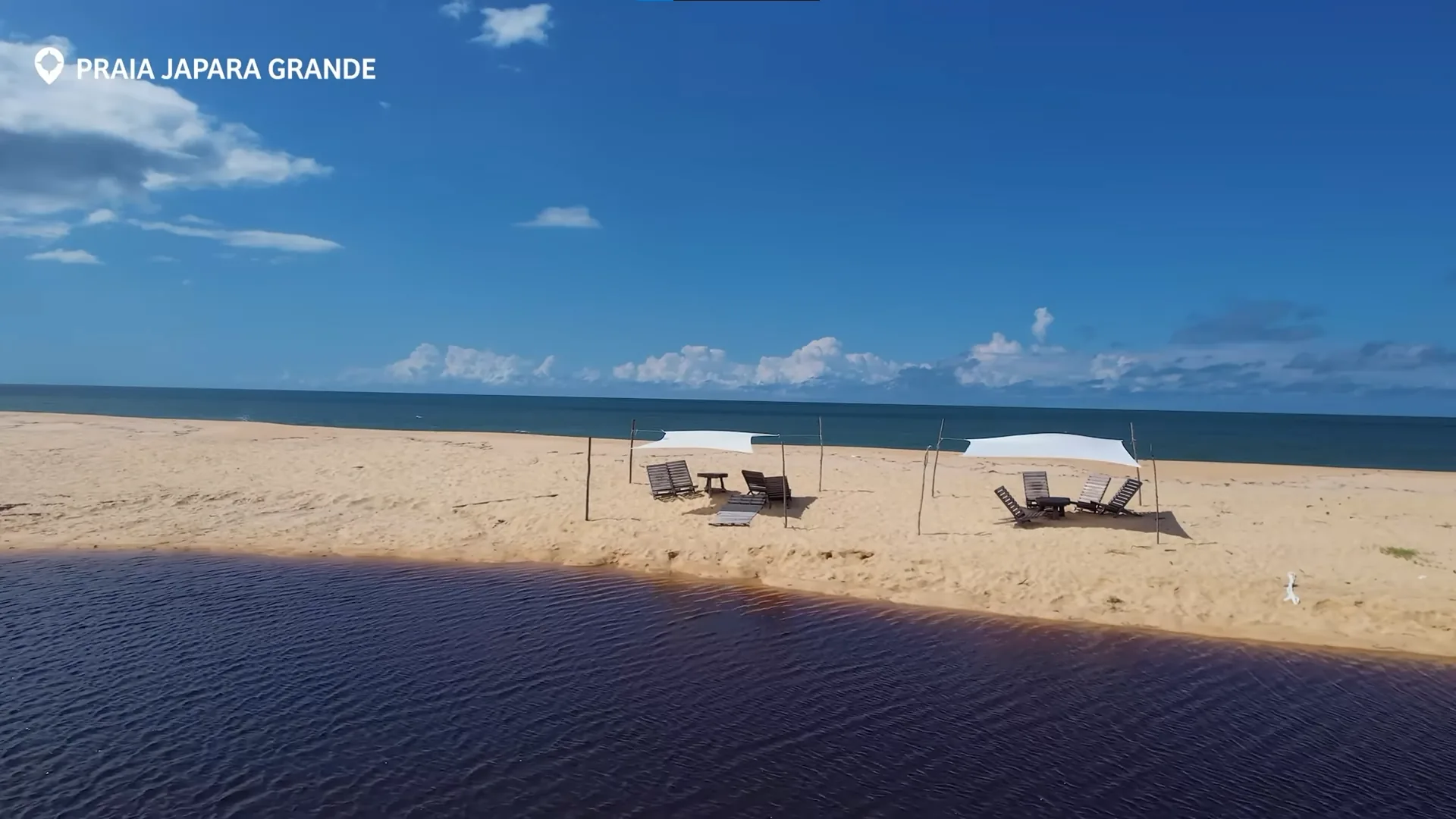 Faixa de areia e mar na praia de Japara Grande