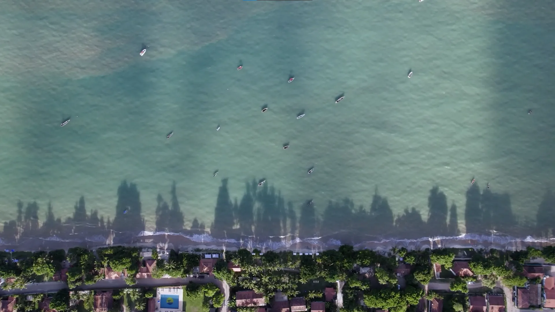 Vista aérea da Praia do Píer, com mar e casas da orla