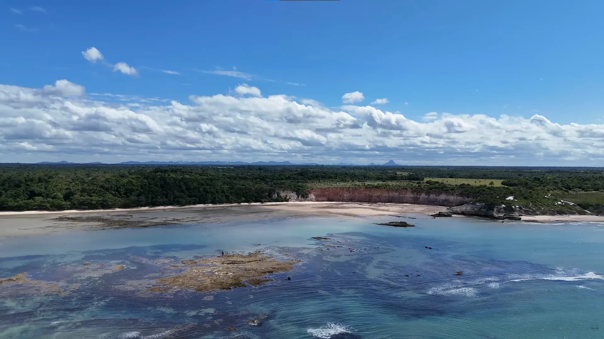 Vista aérea da praia de Rio do Peixe Grande, com mar e faixa de areia