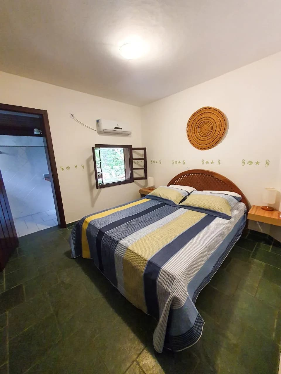 Quarto da Suíte 4 da Pousada Mayon, com cama de casal