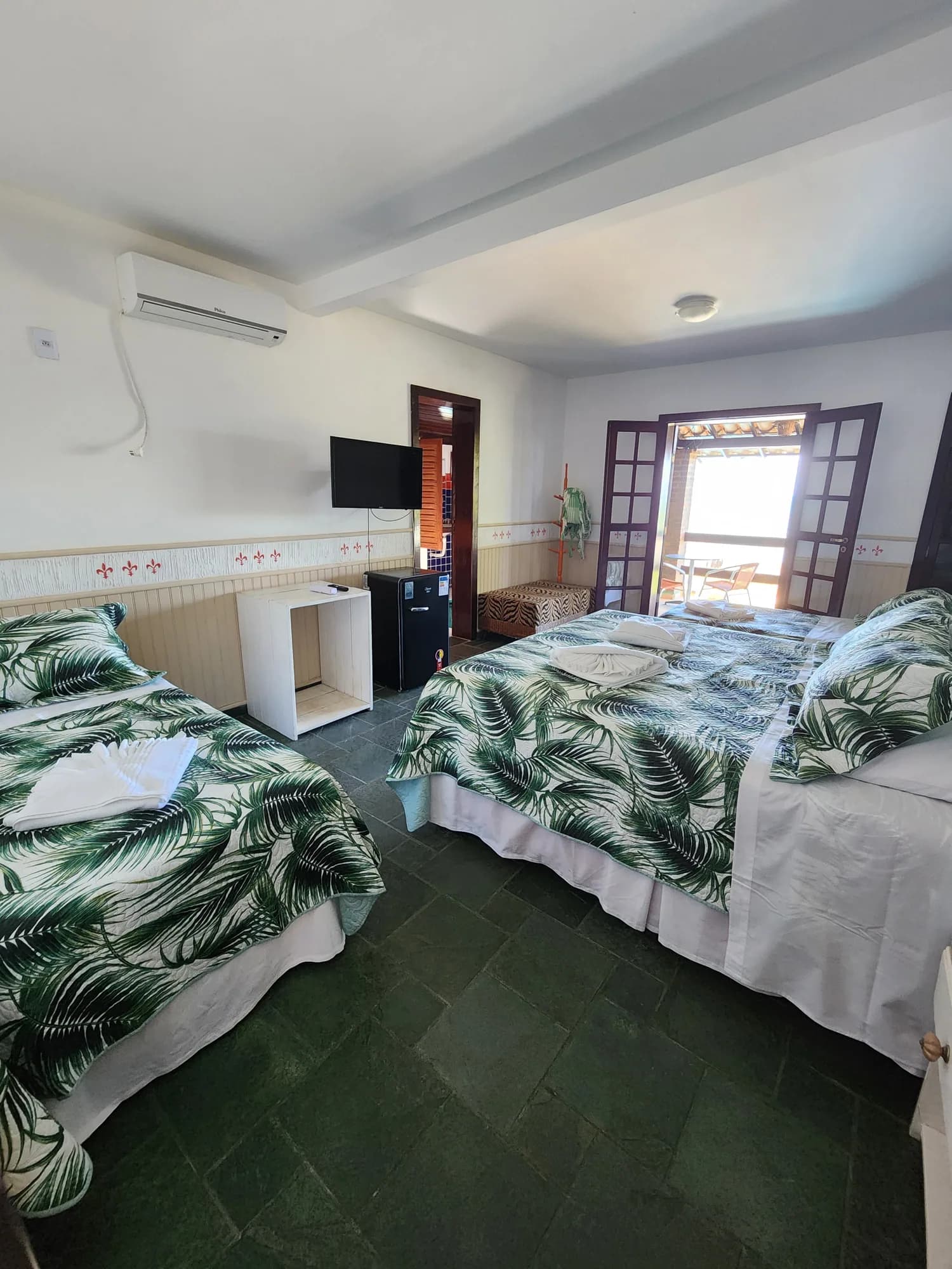 Quarto da Suíte 5 com duas camas e ar-condicionado