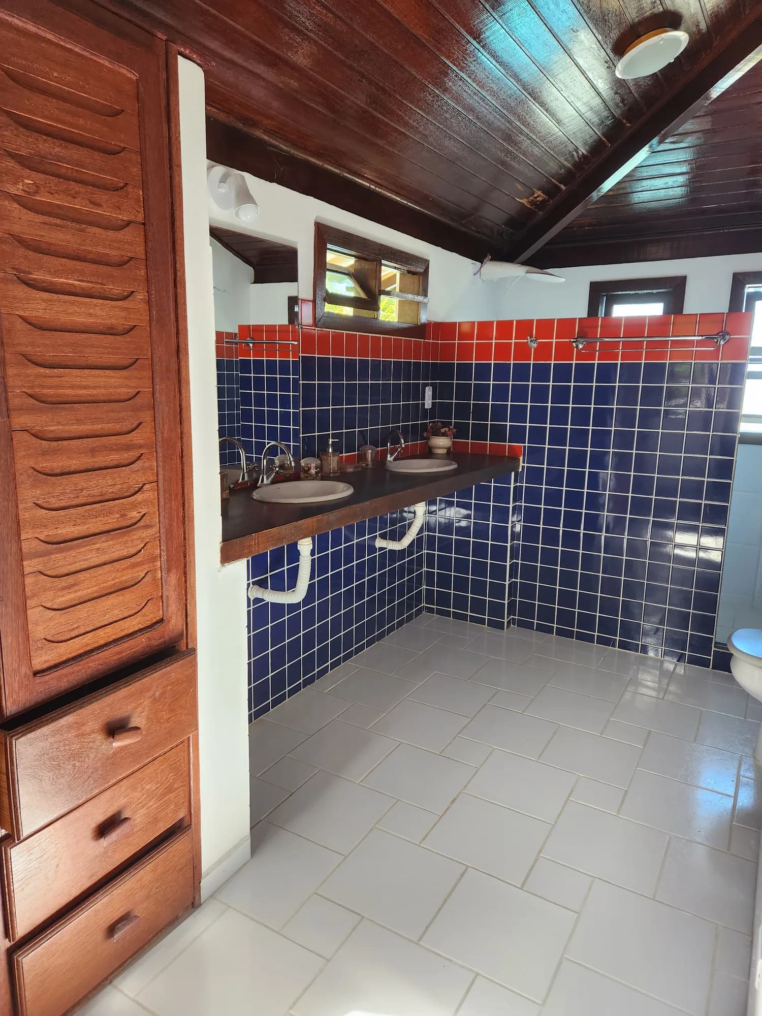 Banheiro da Suíte 5 com azulejos azuis