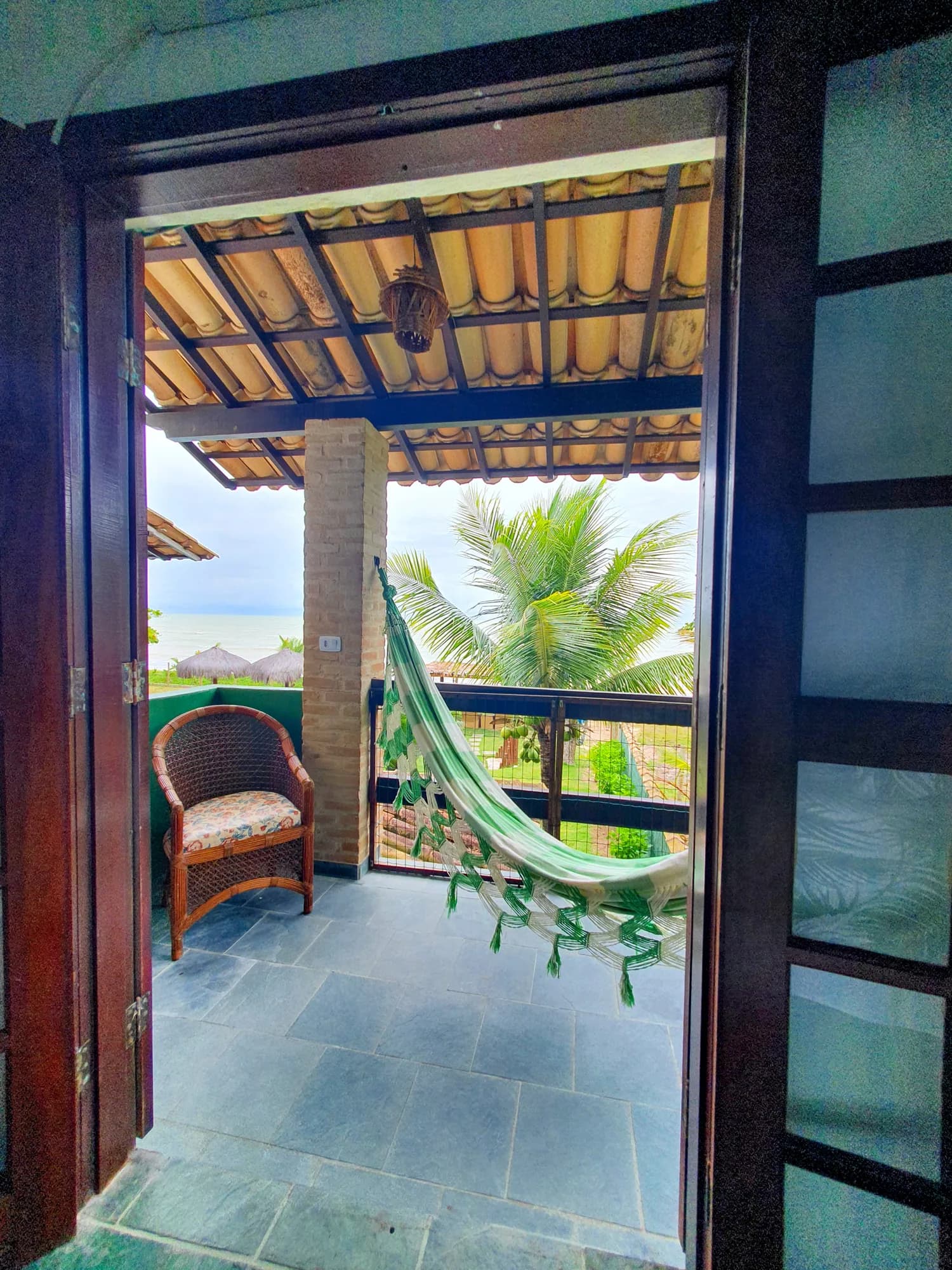 Varanda com rede e vista para o mar da Suíte 7