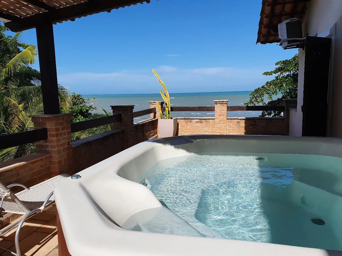 Jacuzzi da Suíte 8 na cobertura, com vista para o mar