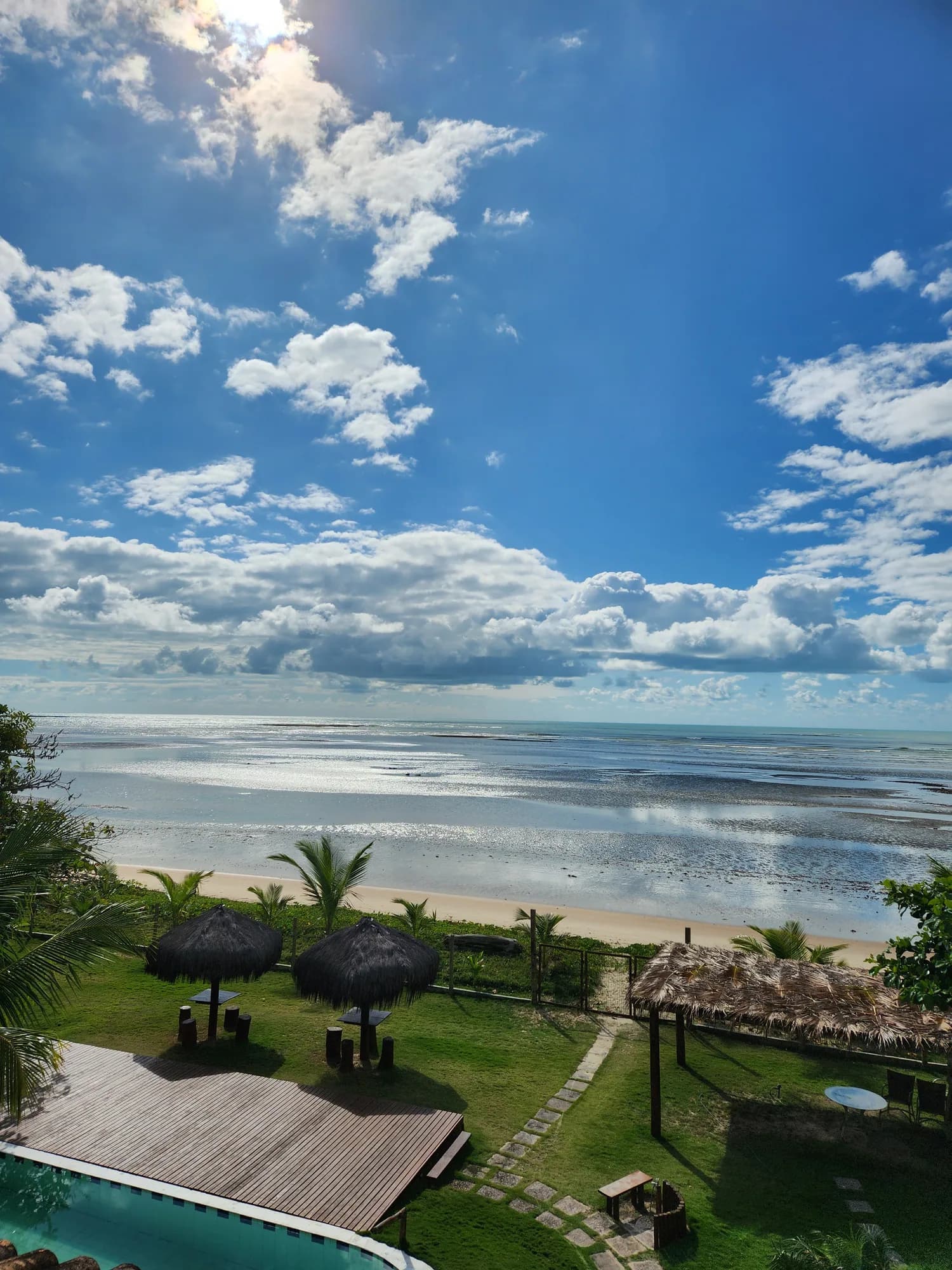 Vista da cobertura da Suíte 8 para o mar e a piscina