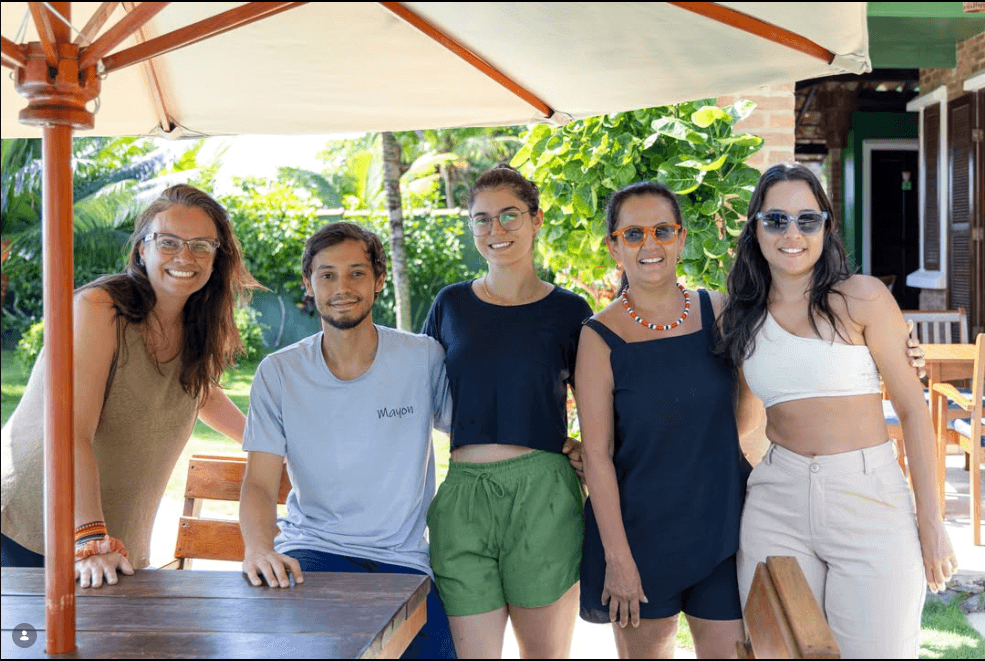 Pedro e Ana, segundo e terceira da esquerda para a direita, com três hóspedes na Mayon