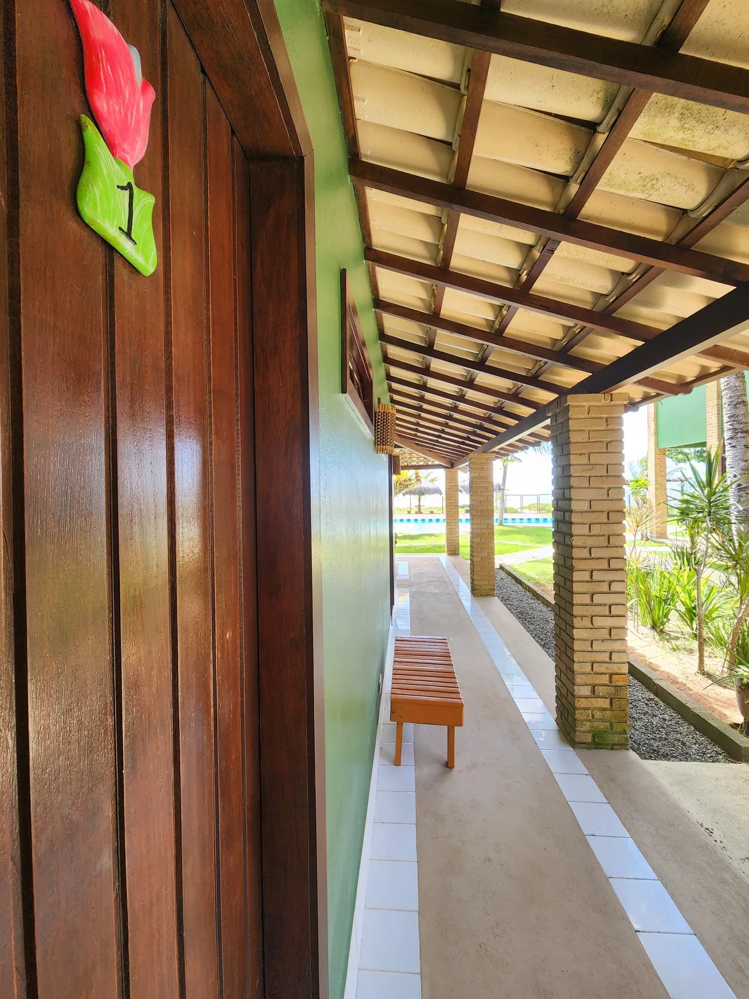 Entrada da Suíte 1, com armário e corredor até o quarto