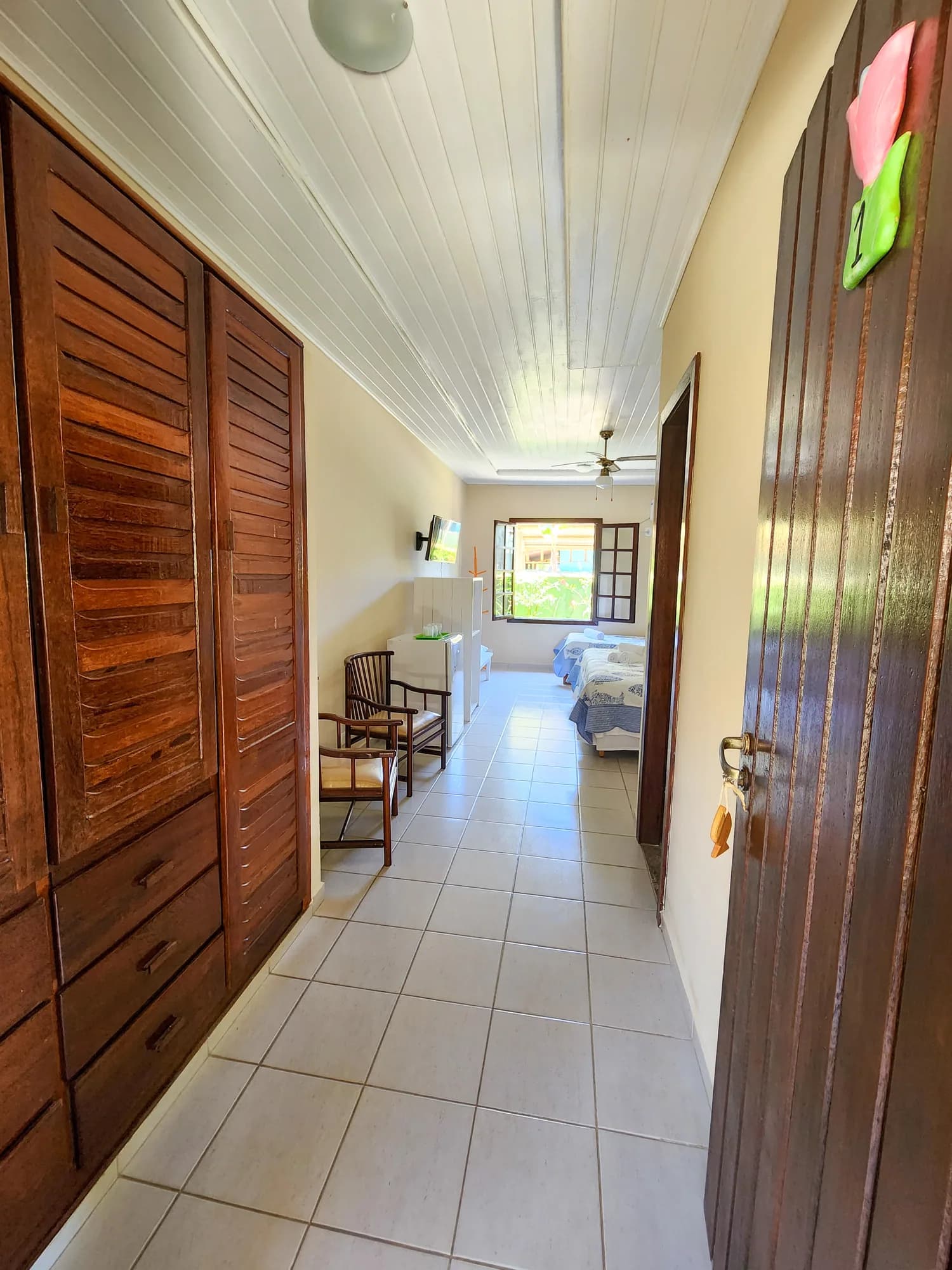 Quarto da Suíte 1 visto da entrada