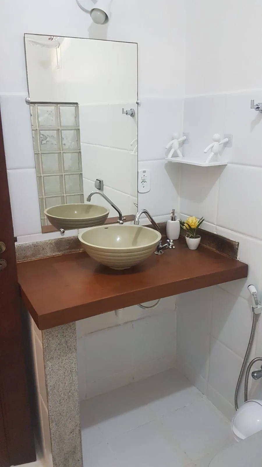 Banheiro da Suíte 1 com pia de pedra