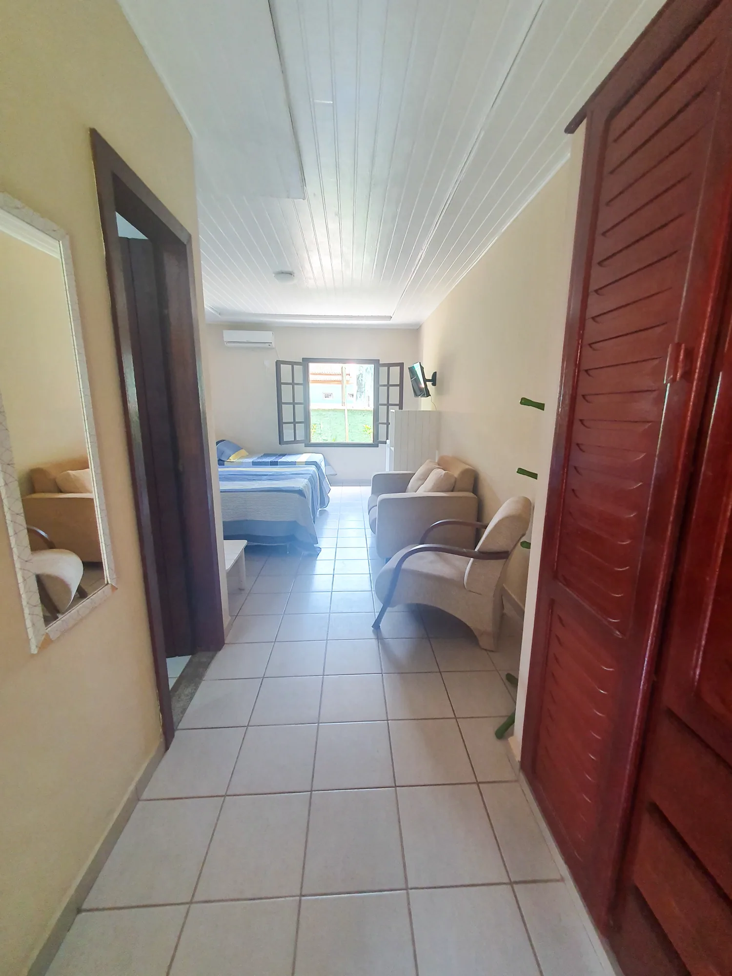 Entrada da Suíte 2 vista de dentro do quarto