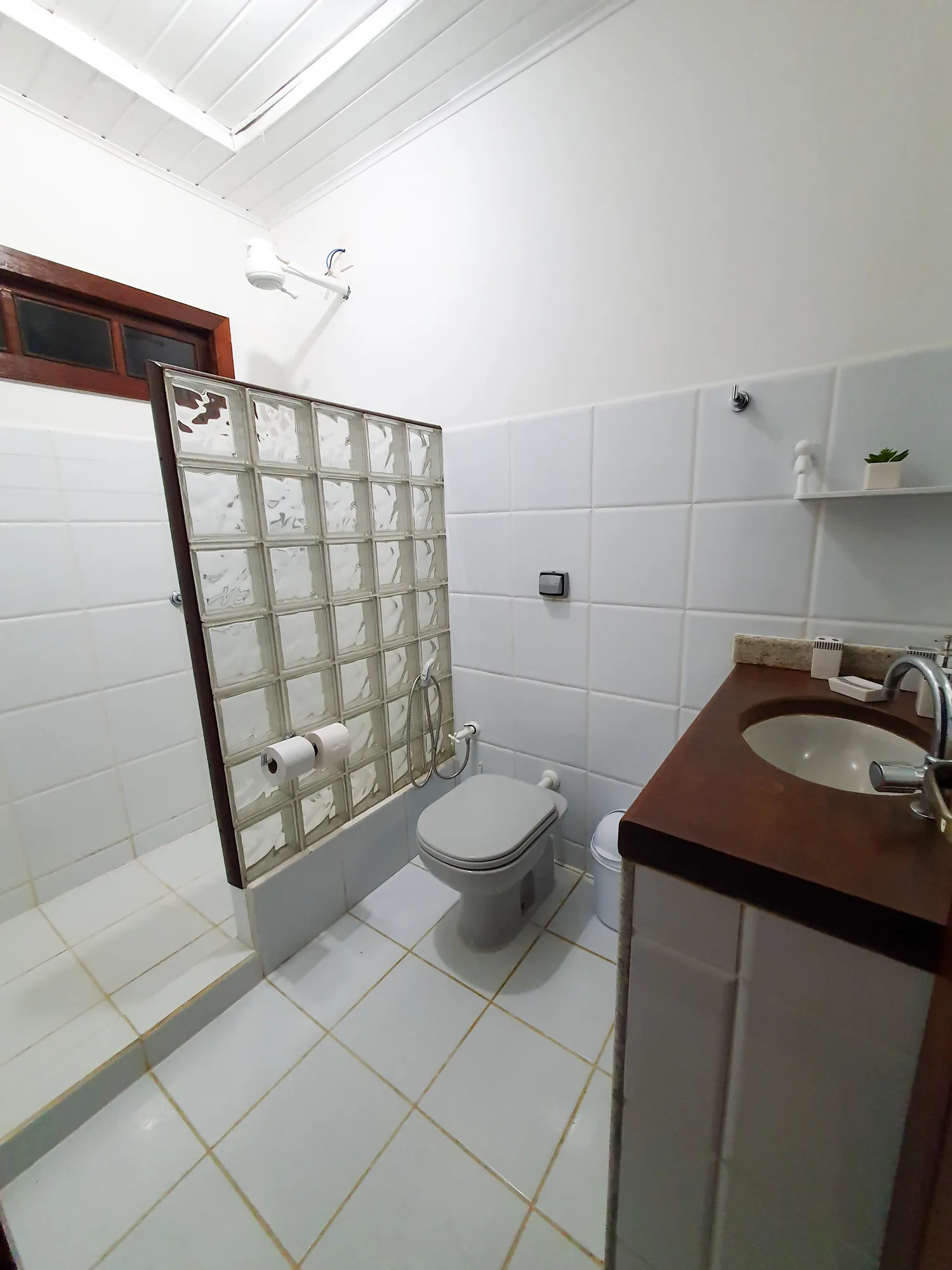 Banheiro da Suíte 2 com box de tijolos de vidro