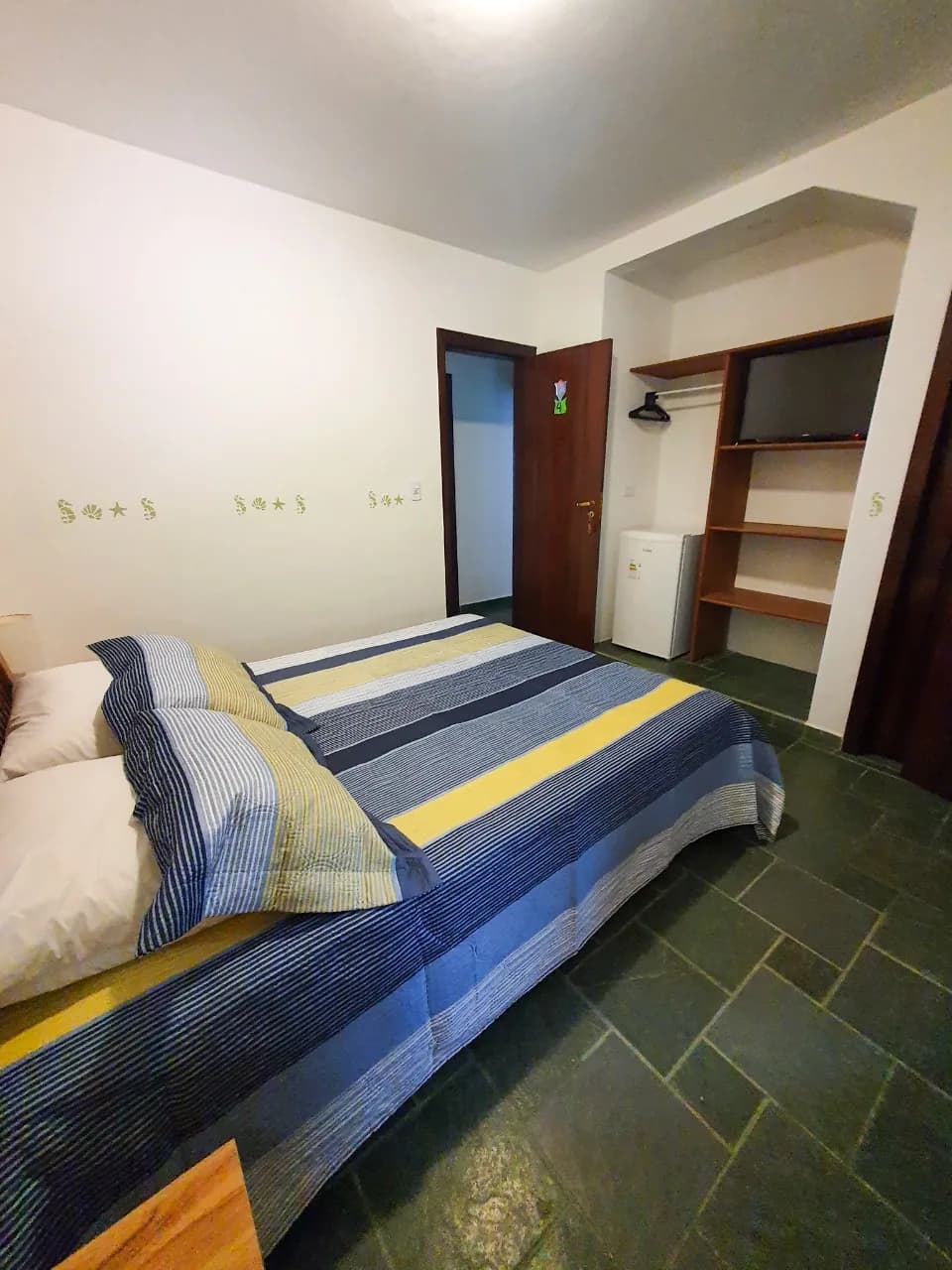 Quarto da Suíte 4 visto da entrada, com armário